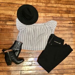 Off shoulder black+white top